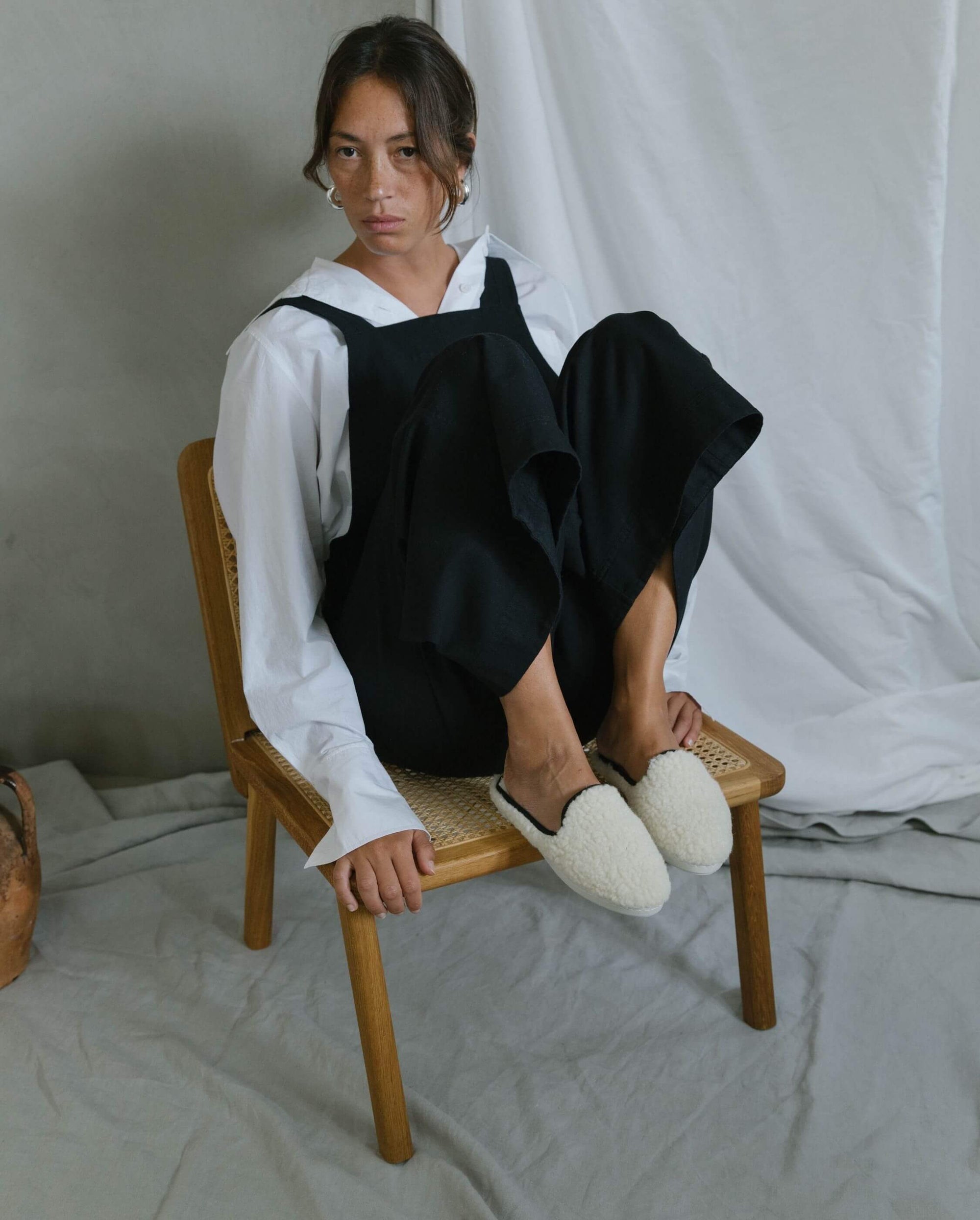 Mule femme bouclette de laine, blanc noir Angarde porté lifestyle assis